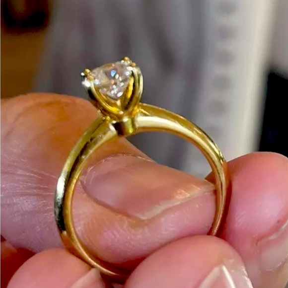 Pre-owned Natural engagement ring. 5.5 size. - Picture 2 of 9